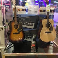 Photo taken at Guitar Center by pAx on 9/12/2016
