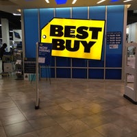 Photo taken at Best Buy by pAx on 4/6/2016