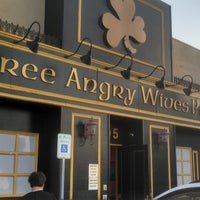 รูปภาพถ่ายที่ Three Angry Wives Pub โดย Sean D. เมื่อ 4/27/2013