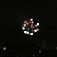 Photo taken at Sumida River Fireworks Festival by Fuyuhiko T. on 7/29/2018