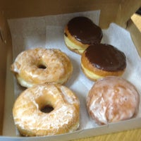 รูปภาพถ่ายที่ Donuts with a Difference โดย Dani B. เมื่อ 3/14/2013