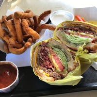Foto scattata a Tops Burger da Valentino H. il 10/17/2019