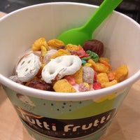Photo taken at Tutti Frutti Frozen Yogurt by Jeff E. on 7/19/2014