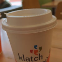 Foto scattata a Klatch Coffee - San Dimas da myclue il 12/1/2019