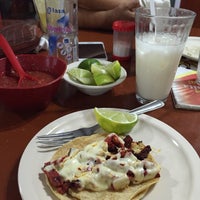 10/1/2015 tarihinde Aldo B.ziyaretçi tarafından Tacos el Rey'de çekilen fotoğraf
