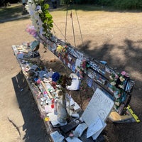 Photo taken at Kurt Cobain Memorial Bench by Kürşat E. on 7/28/2023