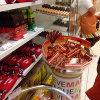 Photo taken at Chocolates Brasil Cacau by Aline R. on 5/22/2014