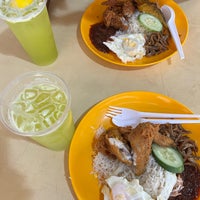 Photo taken at Changi Village Hawker Centre by Lily F. on 7/31/2022