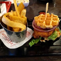 Photo taken at Red Robin Gourmet Burgers and Brews by Tony N. on 9/4/2016