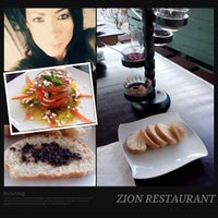 10/28/2014 tarihinde Regina R.ziyaretçi tarafından ZION Restaurant'de çekilen fotoğraf