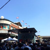 รูปภาพถ่ายที่ The Village Voice&#39;s 4Knots Music Festival โดย Clifton เมื่อ 7/12/2014