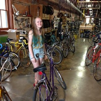 6/8/2013 tarihinde Elisabeth L.ziyaretçi tarafından Des Moines Bicycle Collective'de çekilen fotoğraf