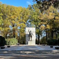 Photo taken at Theodore Roosevelt Island Memorial Plaza by Marco D. on 10/29/2022