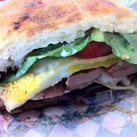 รูปภาพถ่ายที่ Mica&amp;#39;s Peruvian Sandwiches โดย Jeffrey S. เมื่อ 10/10/2012