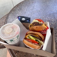 Photo taken at In-N-Out Burger by Denys F. on 5/21/2023