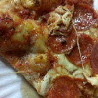 รูปภาพถ่ายที่ Santora&amp;#39;s Pizza โดย Christian M. เมื่อ 9/16/2012