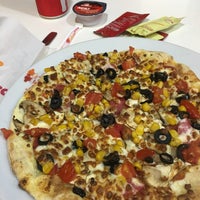 Photo taken at Terra Pizza by Pıcasso Coıffeur on 8/3/2017
