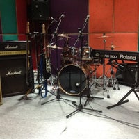 รูปภาพถ่ายที่ Ompi Music Studio Rawamangun - Cool Place To Jam โดย Ompi Music Studio Rawamangun - Cool Place To Jam เมื่อ 10/17/2013