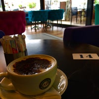 รูปภาพถ่ายที่ Kahve Durağı โดย Benjamin B. เมื่อ 6/13/2020