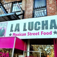 รูปภาพถ่ายที่ La Lucha - Tacos &amp;amp; Boutique โดย Brian W. เมื่อ 4/6/2013