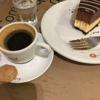Photo taken at Café à Brasileira by Laércio P. on 8/8/2018