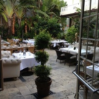Снимок сделан в Villa Azur Restaurant and Lounge пользователем George B. 4/28/2013