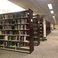 Foto tirada no(a) James E. Walker Library (LIB) por FATIMA em 1/28/2019