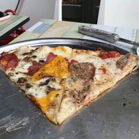10/3/2020 tarihinde Kenanziyaretçi tarafından The Upper Crust Pizzeria'de çekilen fotoğraf