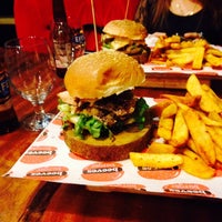 Photo taken at Beeves Burger by Sıla G. on 5/10/2015