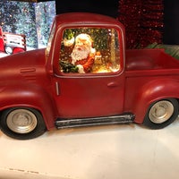 Das Foto wurde bei Tannenbaum Christmas Shop von Rusty G. am 12/12/2019 aufgenommen