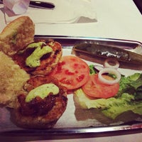 Foto scattata a Brooklyn Burger and Brew Co. da Shaun P. il 10/27/2013