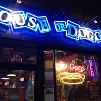 Foto tirada no(a) House Of Doggs por Andrew H. em 6/2/2013