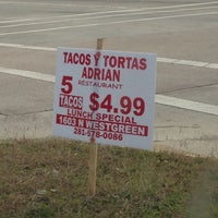 Снимок сделан в Tacos y Tortas Adrian пользователем Adrian S. 12/30/2012