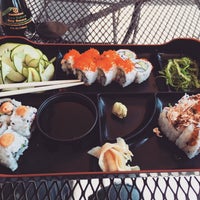 รูปภาพถ่ายที่ Bento Asian Kitchen &amp;amp; Sushi โดย Rick C. เมื่อ 10/11/2015
