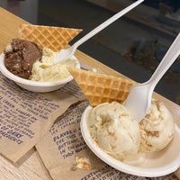 รูปภาพถ่ายที่ Jeni&amp;#39;s Splendid Ice Creams โดย G เมื่อ 11/14/2023