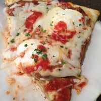 12/31/2012 tarihinde Kimberly K.ziyaretçi tarafından Basilicos Pizzeria'de çekilen fotoğraf
