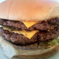 รูปภาพถ่ายที่ Dave&amp;#39;s Burger Barn โดย Dave&amp;#39;s B. เมื่อ 5/1/2012
