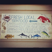 Foto tomada en Dockside N&amp;#39; Duck Seafood Market  por Kelly B. el 7/18/2012