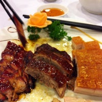 Photo taken at East Ocean Teochew Restaurant 東海潮洲酒家 by Derek L. on 2/5/2012