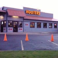 Das Foto wurde bei Hooters von Keith K. am 5/19/2012 aufgenommen