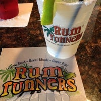รูปภาพถ่ายที่ Rum Runners โดย Amy C. เมื่อ 7/20/2012