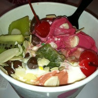 Das Foto wurde bei Sweet CeCe&amp;#39;s Frozen Yogurt and Treats von Azalia G. am 3/10/2012 aufgenommen