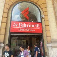 Photo taken at La Feltrinelli Libri e Musica by Samuel S. on 9/12/2012