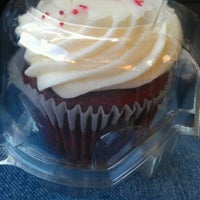 Photo taken at Yum Yum Cupcake by Andres A. on 5/23/2012