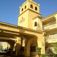 Foto scattata a La Quinta Inn &amp;amp; Suites Orange County Airport da 研究所大佐 m. il 3/8/2012
