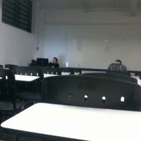 Photo taken at Faculdade Sumaré by Leandro S. on 5/14/2012