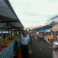 Photo taken at Feira Livre Cohab II by Emerson Sales R. on 4/15/2012