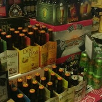 6/15/2012 tarihinde Cristina B.ziyaretçi tarafından Archer Liquors'de çekilen fotoğraf