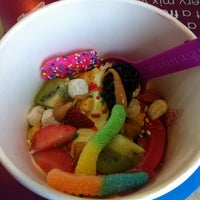 รูปภาพถ่ายที่ Menchie&amp;#39;s Frozen Yogurt โดย Brittiney S. เมื่อ 3/26/2012