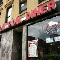 รูปภาพถ่ายที่ Pom Pom Diner โดย kevin เมื่อ 6/5/2012